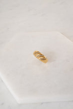 Load image into Gallery viewer, Minimal ring with whhite zirconia stripes