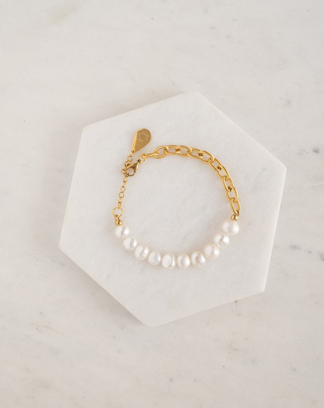 Genuine pearl and chain bracelet