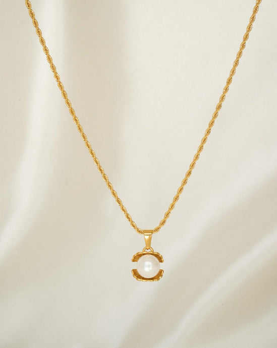 Shell pendant necklace