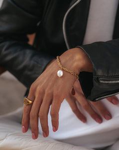 chain bracelet with freshwater pearl