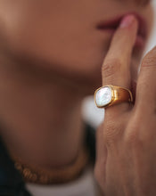 Load image into Gallery viewer, Classy ring with mother of pearl detail
