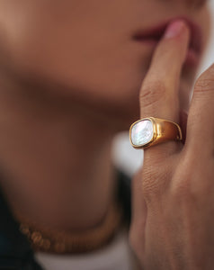 Classy ring with mother of pearl detail