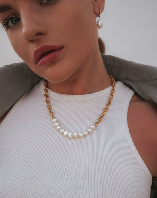 How to style your pearl jewelry in a casual outfit